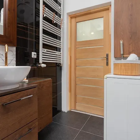 Deluxe House With Bedroom Bathtub By Renters Prestige *